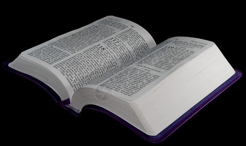 圣经打开以写出118的诗 在黑色背景中被孤立章节教科书上帝英语金子布道者诗篇新教学习祝福背景图片