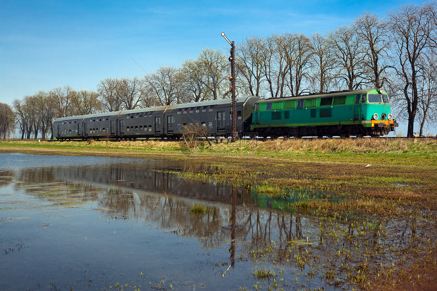 乘火车通过农村的旅客列车水平铁路日光车辆机车运输旅行摄影内燃机车图片
