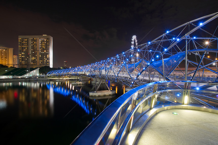 新加坡夜夜双螺旋桥图片