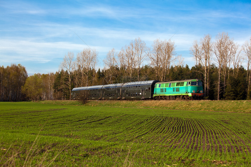 乘火车通过农村的旅客列车摄影车辆机车旅行水平日光运输铁路内燃机车图片