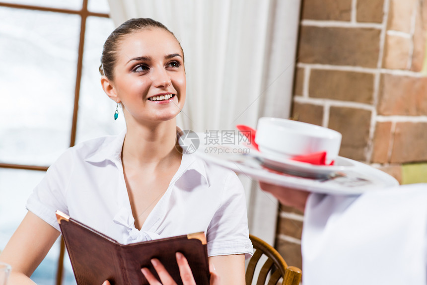 餐厅一位好女士的肖像享受阅读菜单服务美食衣服午餐成人桌子食堂图片