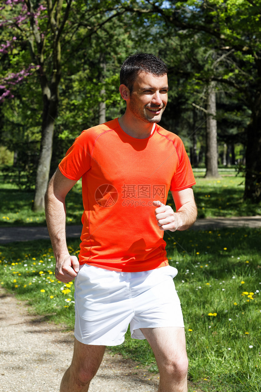 运行中锻炼公园慢跑慢跑者运动男人享受赛跑者农村跑步图片