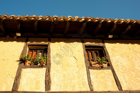 中世纪表面瓷砖水平窗台历史性屋顶花盆建筑木头卡拉塔高清图片