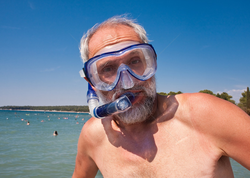 一个戴面罩和潜水游泳的男人图片