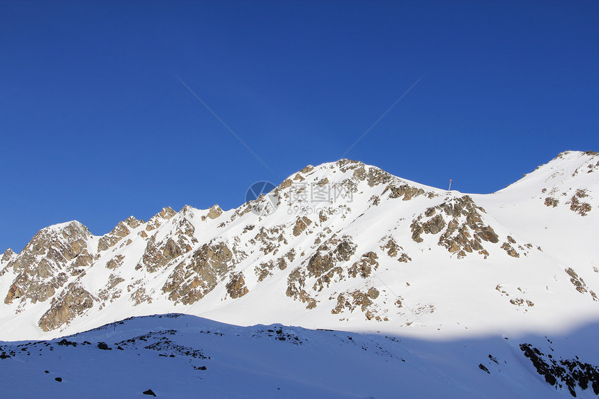 冬季山区假期风景冻结爬坡环境季节荒野蓝色滑雪岩石图片