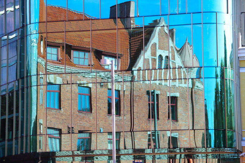 在新大楼的玻璃玻璃中反射旧房屋房子文化混合物建筑烟囱旅游旅行街道蓝色历史图片