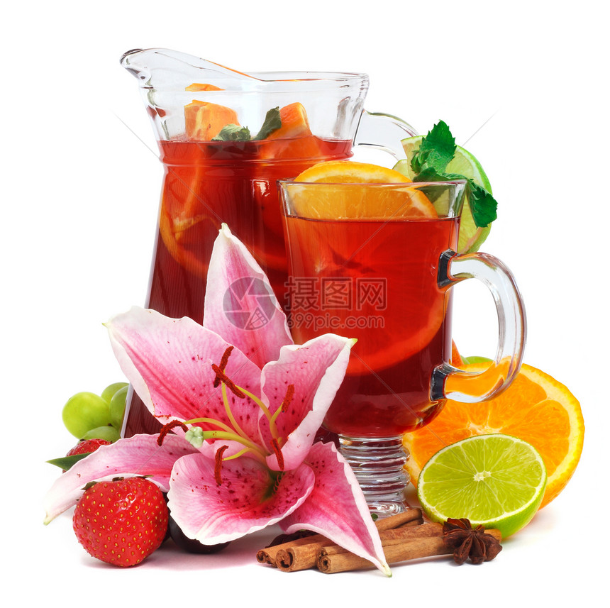 酒杯和玻璃中加水果和香料的饮料;图片
