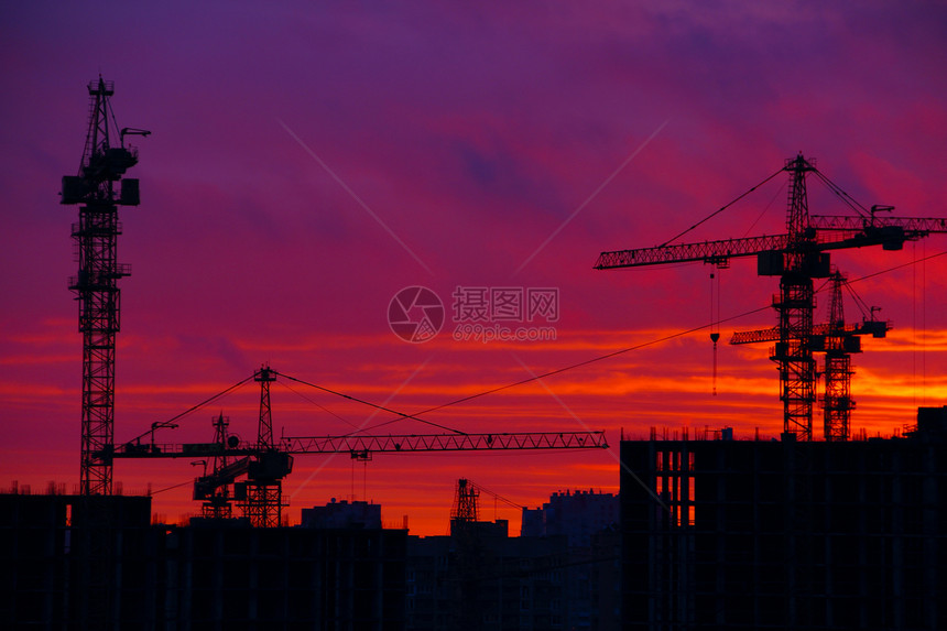 起重机轮光天空摩天大楼橙子紫色财产建筑阳光商业建筑学机器图片