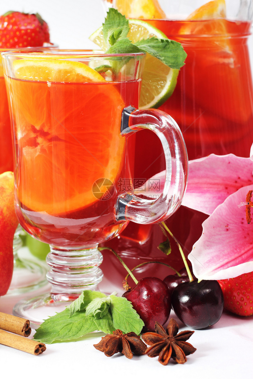 以水果和香料为饮料 在玻璃杯中加装饮料;图片