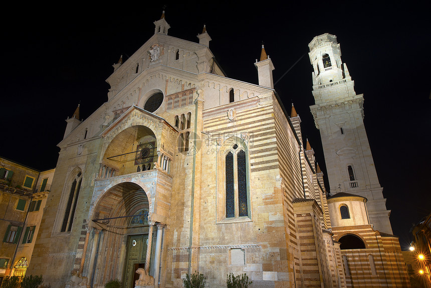 意大利夜间维内托Verona大教堂图片