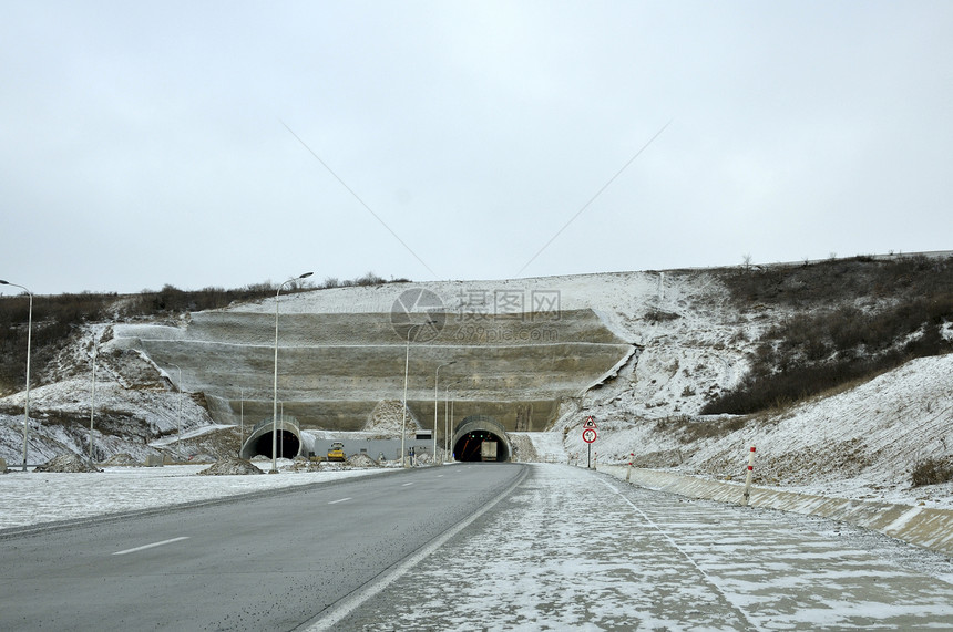 公路和隧道石头岩石沥青白色灰色天空图片