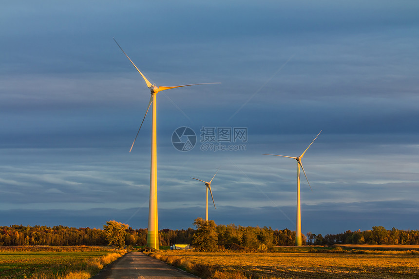 田野风力涡轮机天空柱子蓝色晴天乐趣旅行场地绿色植物树木享受图片