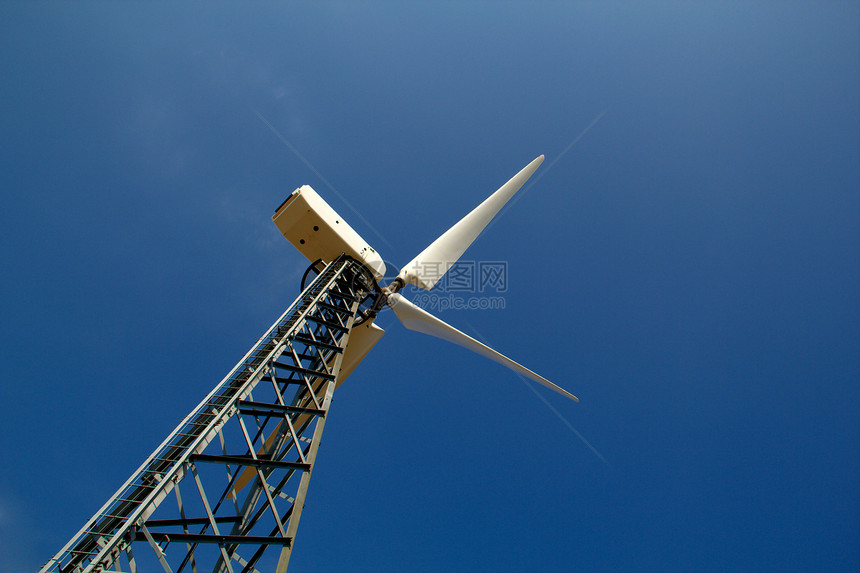 风力发电机对着蓝天创新空气环境资源蓝色螺旋桨能量场地农场生态图片