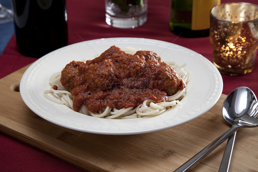 意大利面和肉丸美食盘子面条意大利语红色食物午餐图片