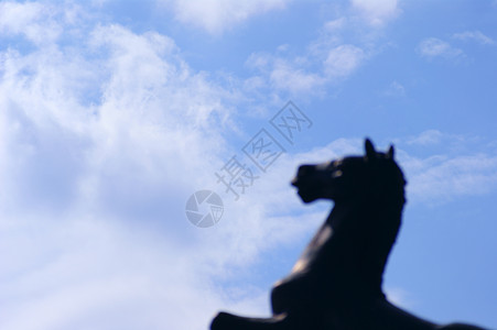 天空背景的马像雕像棕色青铜城市蓝色背景图片