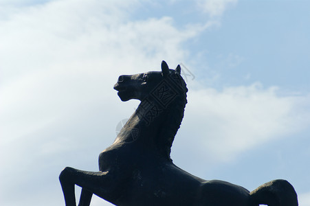 天空背景的马像雕像城市青铜棕色蓝色背景图片