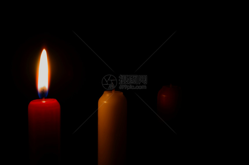 燃烧红蜡烛温暖火焰黄色纪念黑色宏观红色橙子图片