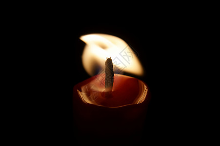 黑色背景的蜡烛烫伤灯笼空气阴影烛台温暖火焰记忆绿色背景图片