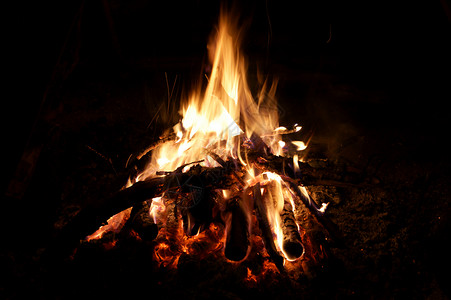 烧柴 烧火 用黑色背景消防员会议木头温暖背景图片