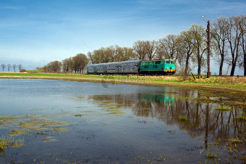 乘火车通过农村的旅客列车摄影水平车辆日光机车旅行内燃机车运输铁路图片