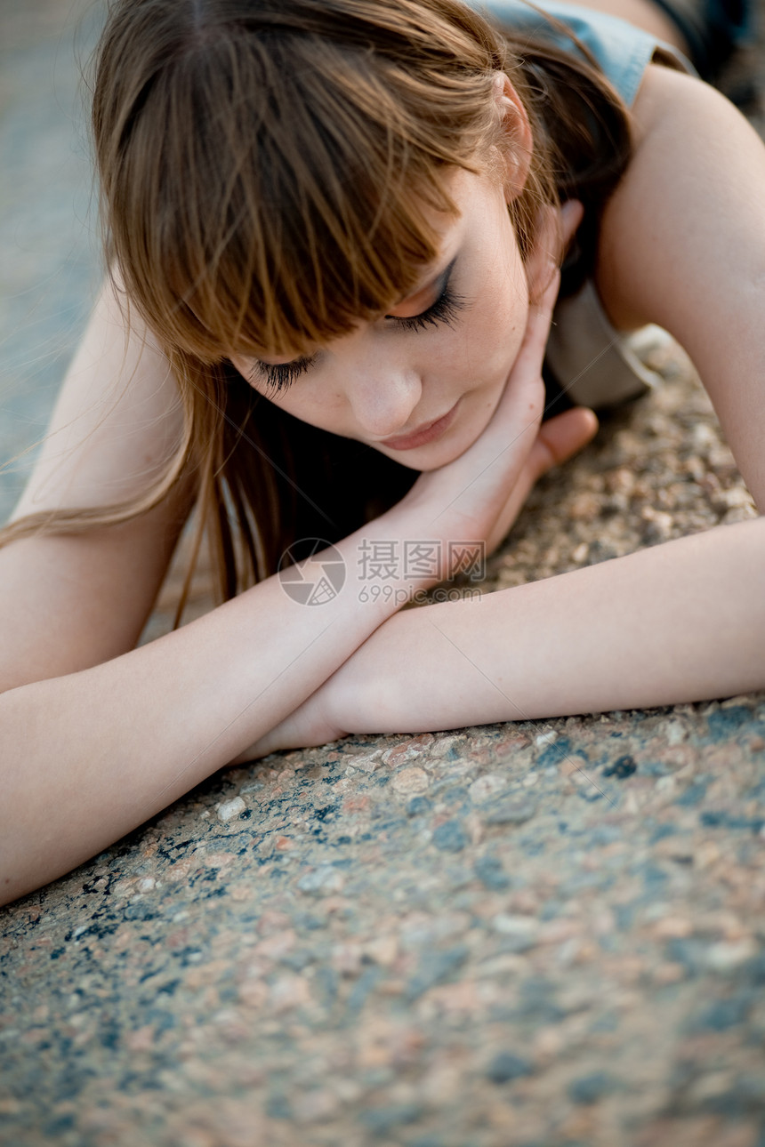 妇女躺在沥青上图片