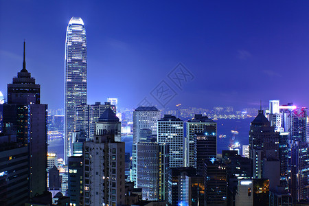 晚上的香港商业高峰灯带房子金融摩天大楼街道公司经济银行背景图片