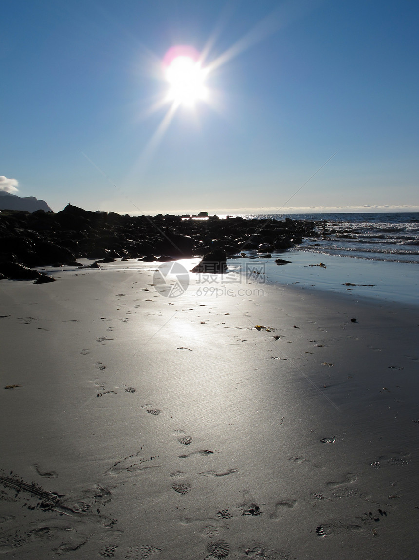 挪威海滩远足海岸太阳游客岩石晴天旅行摄影农村峡湾图片