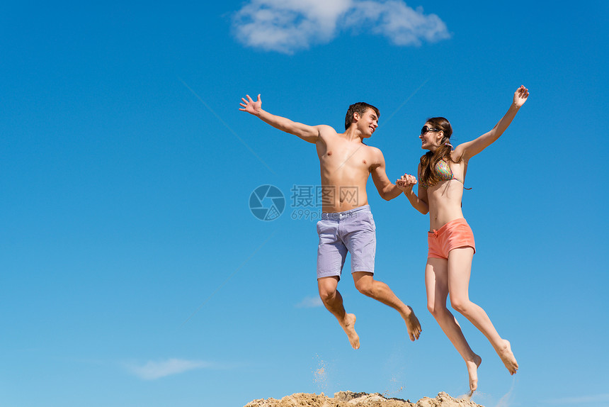 情侣一起跳跃女孩成人女朋友男人男生场地旋转幸福男性自由图片