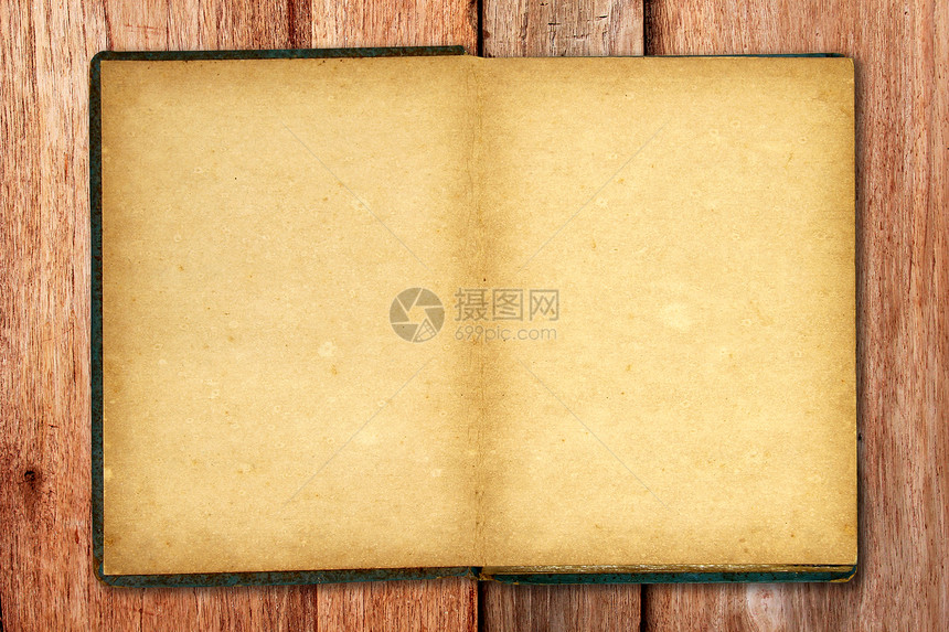 木制背景的旧空白开放笔记本图片