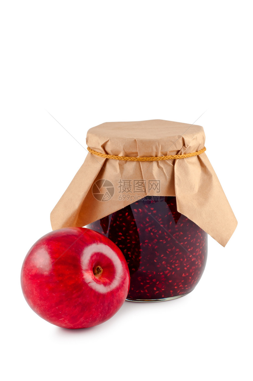 在一个玻璃罐子里的果酱里 有苹果孤立的白色背景图片