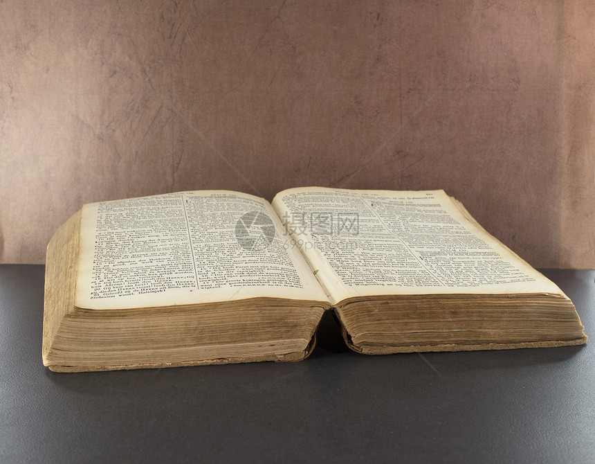 旧圣经书字母页数棕色图片