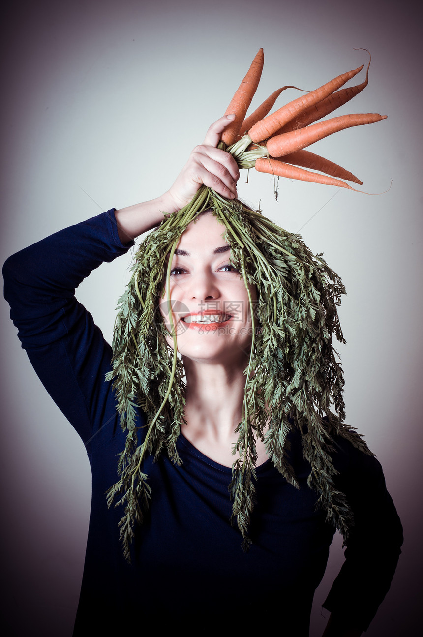 美丽的女人 头发上胡萝卜女人萝卜素食饮食营养风格幸福蔬菜女性食物图片