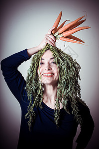 头发上的胡萝卜健康纯素风格高清图片