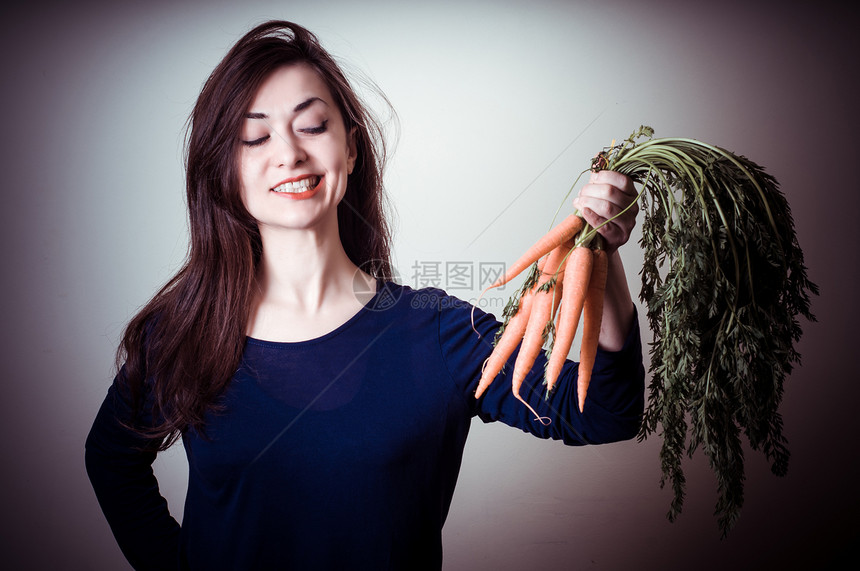 有胡萝卜的美女风格蔬菜素食萝卜幸福营养女性素女人食物维生素图片