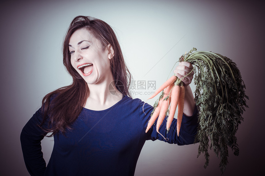 有胡萝卜的美女素女人素食风格食物饮食萝卜女人纯素营养女性图片