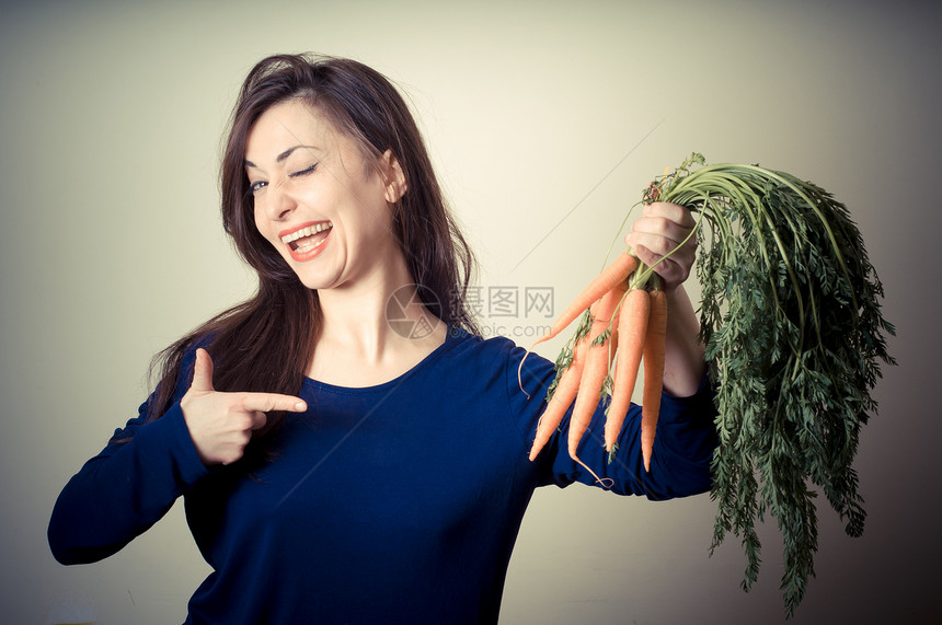 有胡萝卜的美女素女人蔬菜营养萝卜幸福食物饮食女人女性风格图片