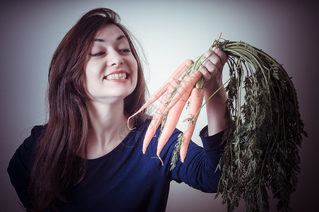 有胡萝卜的美女素女人素食女人蔬菜食物萝卜风格幸福维生素饮食背景图片
