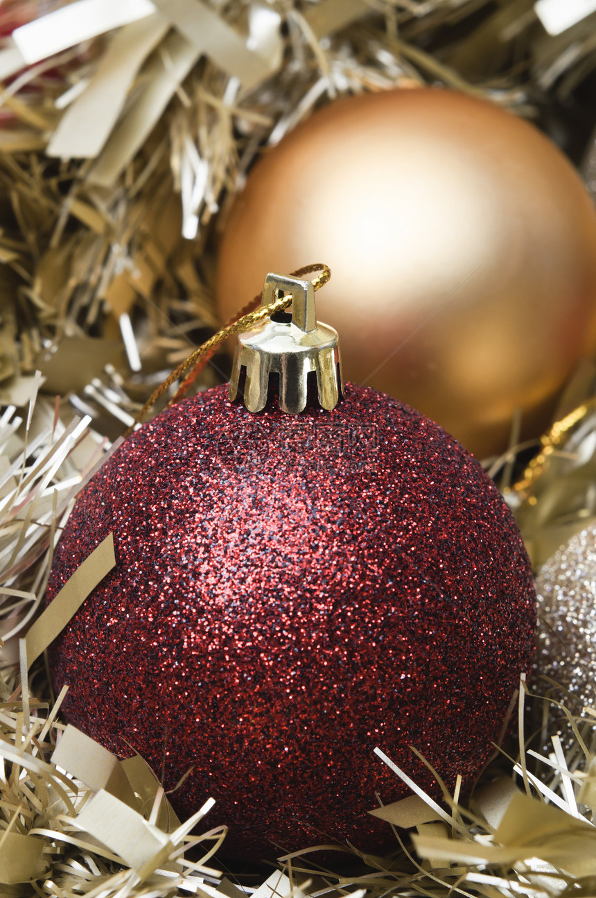 圣诞标语和蒂塞尔细绳金子红色装饰品小玩意儿花环图片