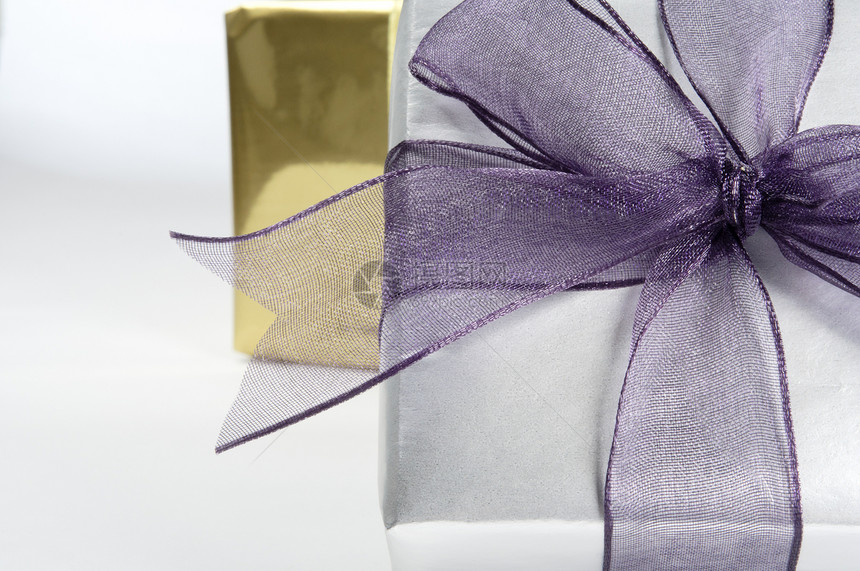 带丝带的礼品盒盒子生日金子包装装饰金属礼品宏观庆典挫败图片