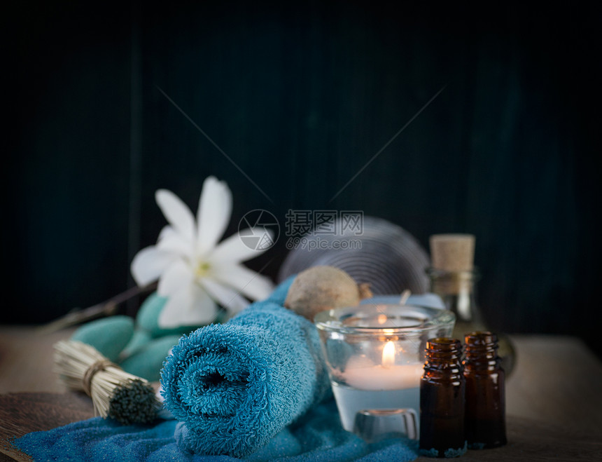 带浴盐的自来水箱叶子毛巾蓝色疗法石头芳香水分肥皂温泉洗发水图片