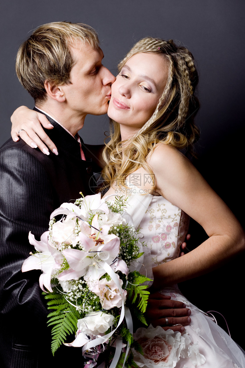 婚礼亲吻花束婚姻裙子女士女性夫妻女孩金发男性说谎图片