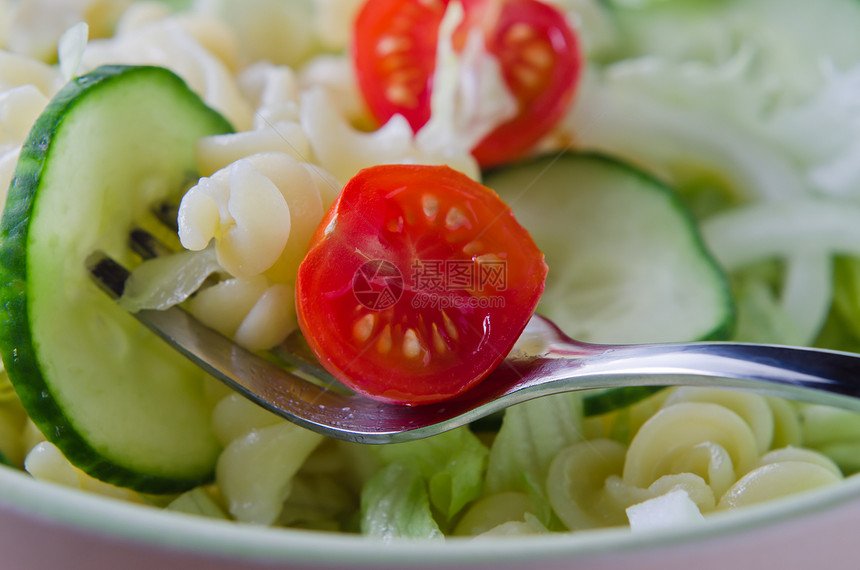 面食和沙拉贴近冲孔食物黄瓜用餐西红柿洋葱小吃宏观绿色午餐图片
