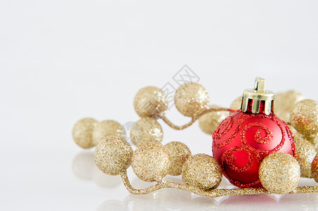 红圣诞标宝和金闪闪珠球玩具装饰品金子红色螺旋反光金扣白色背景图片