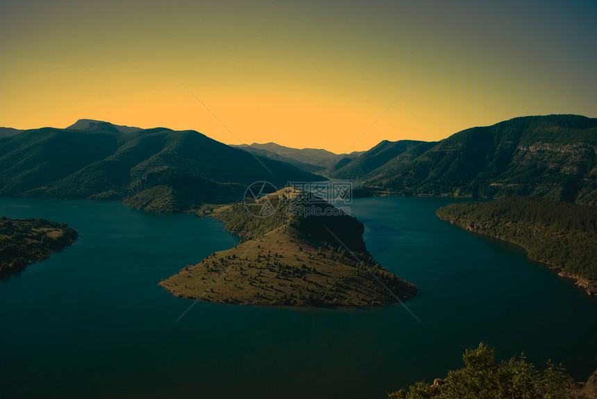保加利亚卡尔贾利湖场景蓝色日出山脉全景绿色天空日落图片
