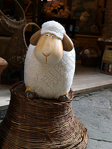 羊乳干酪绵羊皮恩萨的可爱吉祥物羊乳节日作品漫画幽默牛角玩具牧羊人生物雏菊背景