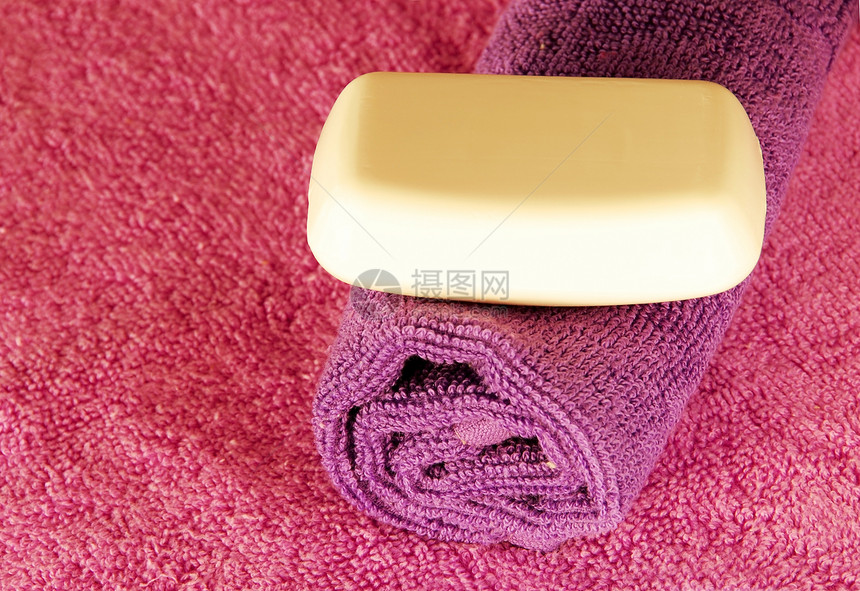 肥皂巴在彩色毛巾上家庭身体织物黄色疗法紫色酒吧化妆品卫生柔软度图片