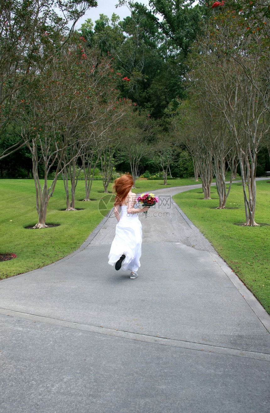 逃离的新娘跑步概念婚礼裙子妻子女性婚姻压力白色花束图片