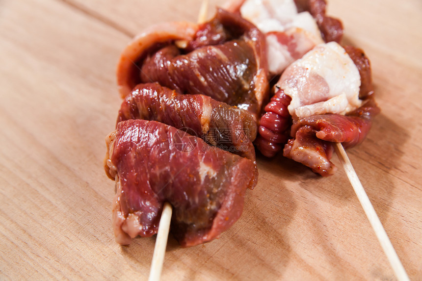 肉卷和棍上培根厨房鱼片原油生物食物炙烤白色牛肉猪肉红色图片