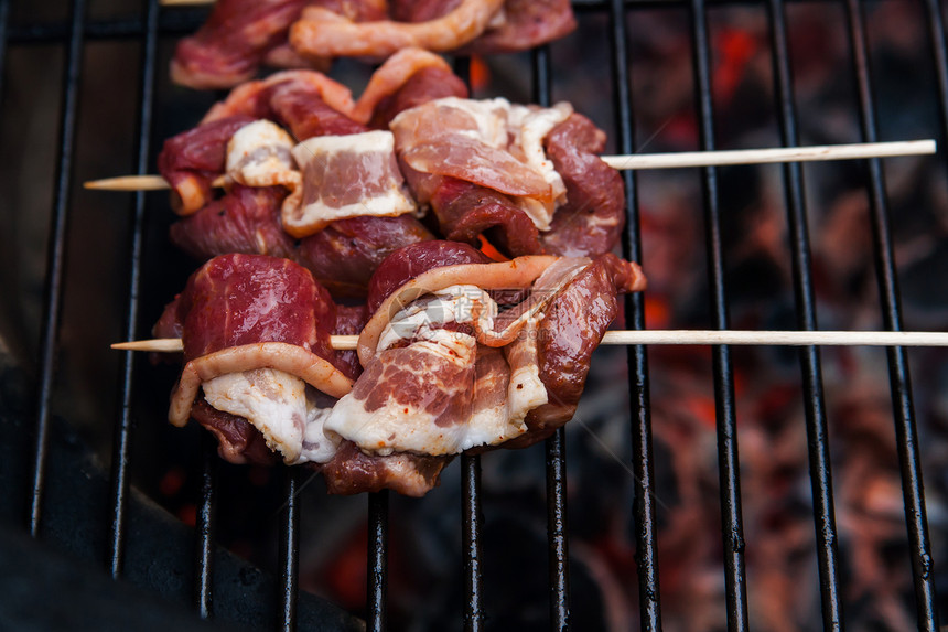 肉卷和烧烤培根红色厨房肌肉炙烤猪肉食物屠宰场牛肉饮食鱼片图片