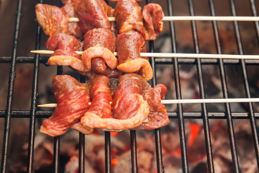 肉卷和烧烤培根牛扒炙烤红色厨房牛肉鱼片原油肌肉猪肉食物图片